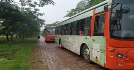 বিশ্ববিদ্যালয়ের নিজস্ব বাসে বাড়ি ফিরছে বেরোবির শিক্ষার্থীরা     